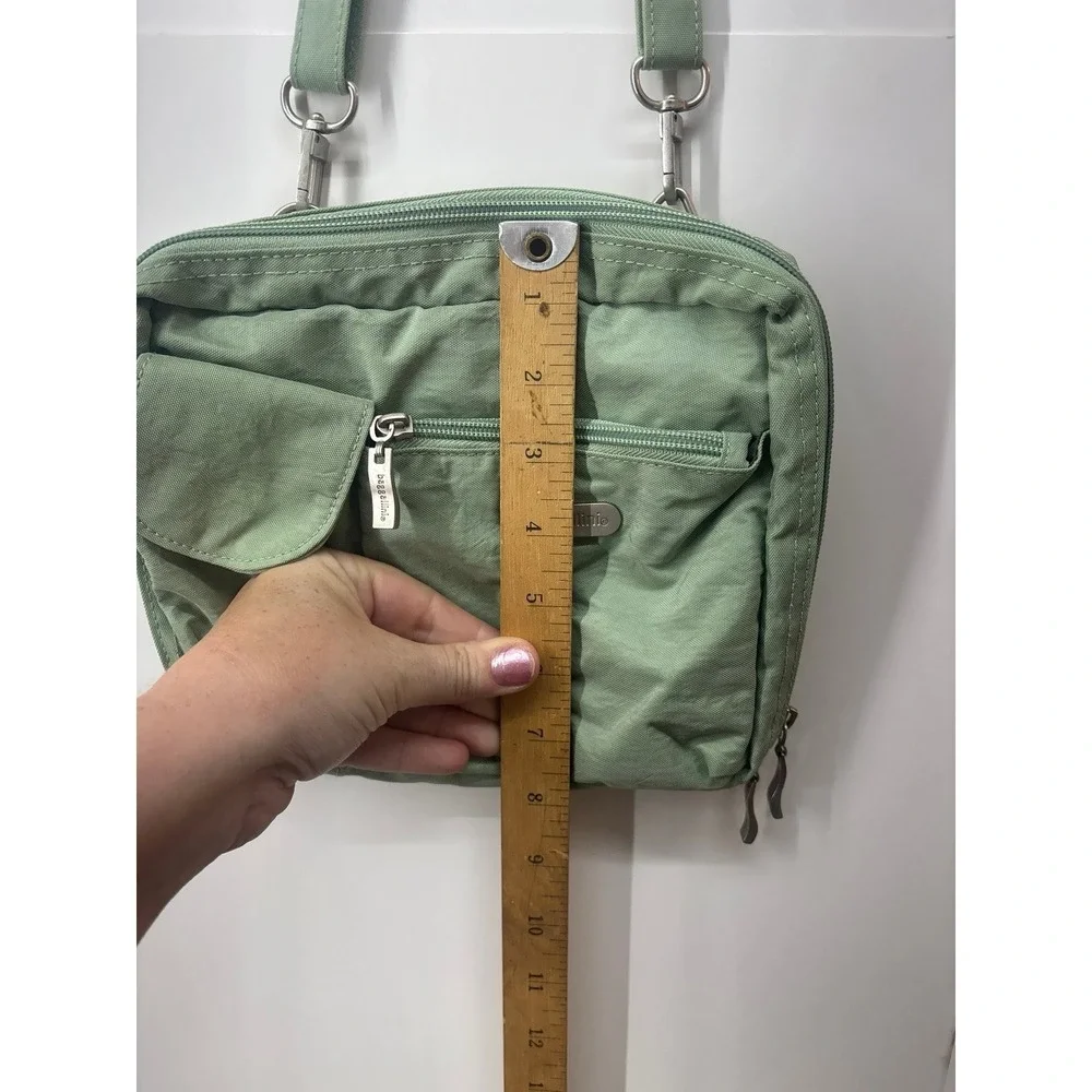 Baggallini Pastel Green Crossbody Purse (sz. 8 in)